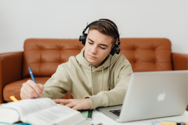 Vantagens do Senac Idiomas Flex: aprender de onde estiver.